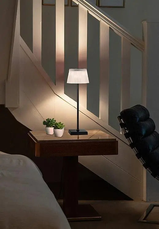 Table d’appoint en bois foncé avec lampe et décoration intérieure Maison Olive