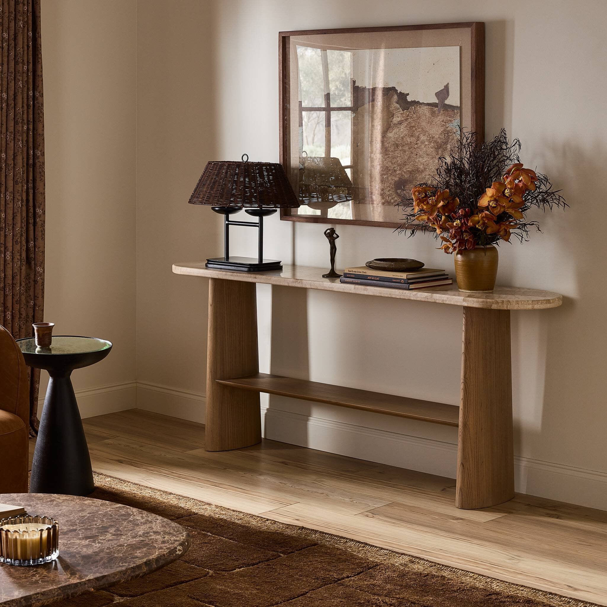 Console TERRY en bois et marbre, avec une composition florale aux tons d’automne