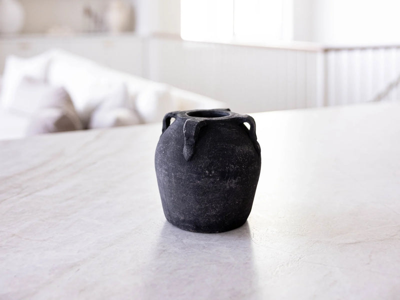 Vase DESTRU noir à anses sur une table claire dans un salon