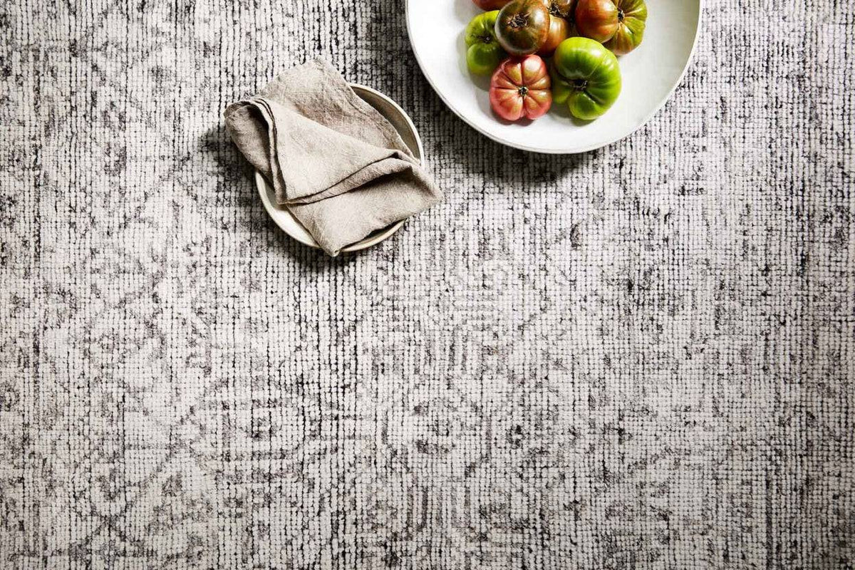 Tapis AMARA Ivory / Taupe dans une mise en scène avec accessoires — Maison Olive