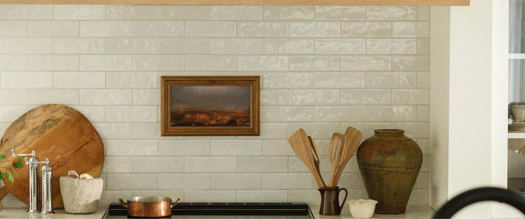 Mise en scène de cuisine avec cadre décoratif et accessoires — Art et cadres Maison Olive