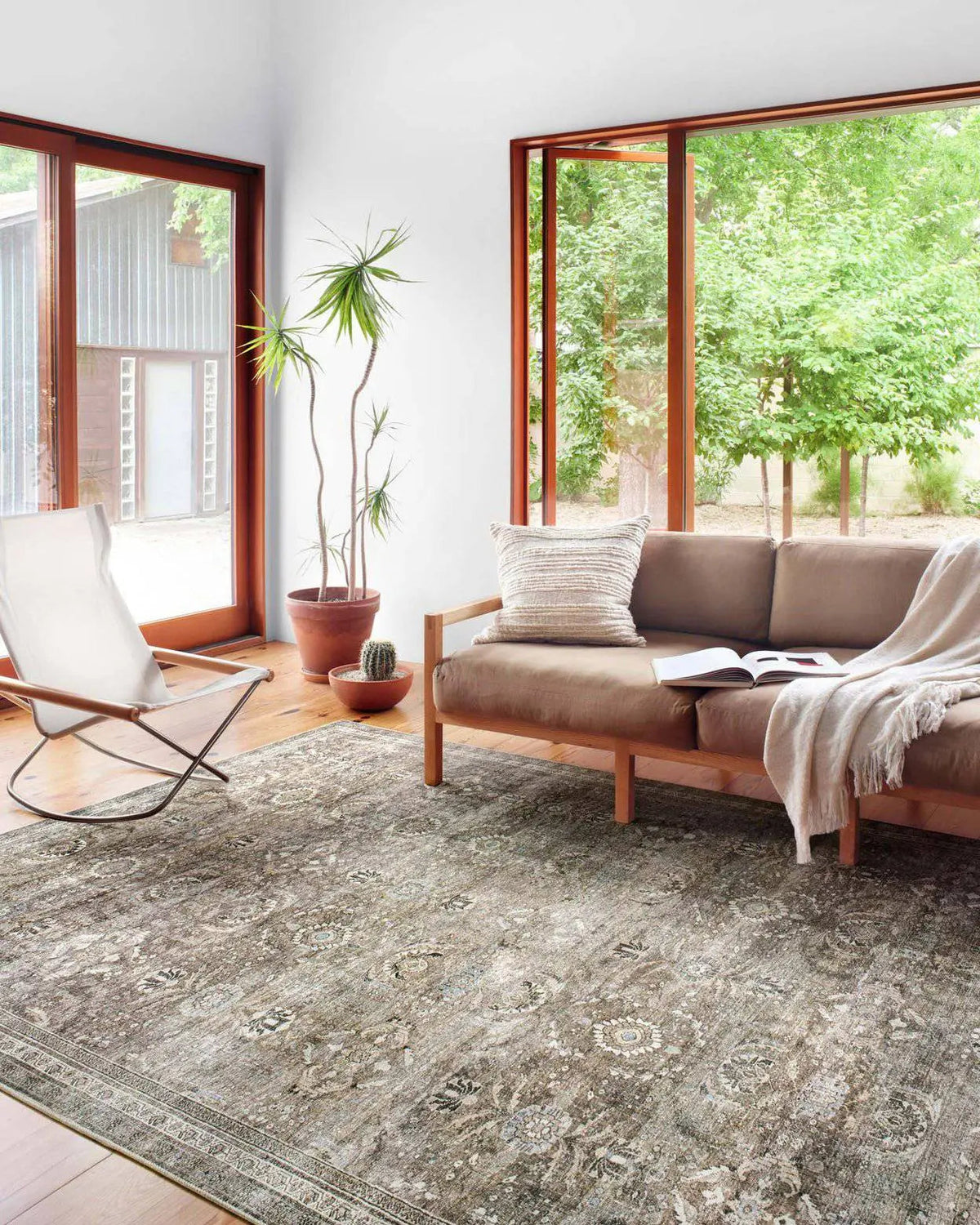 Tapis LAYLA Antique / Moss dans un salon — Maison Olive
