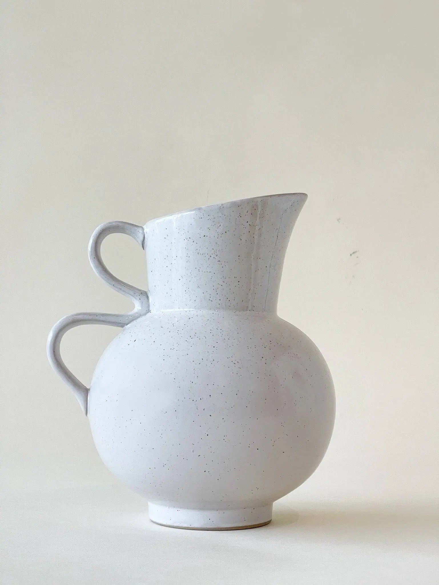 Pichet en grès blanc Maison Olive - Accessoire de table décoratif