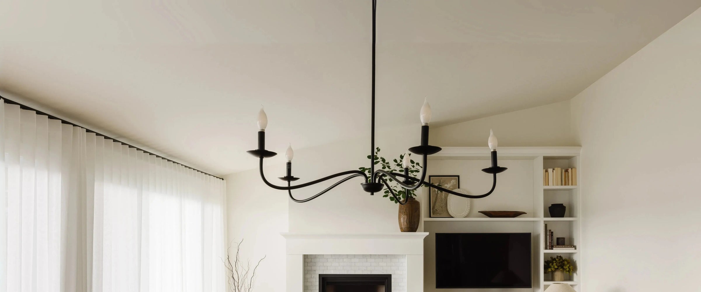 Suspension décorative noire installée au-dessus du salon — Luminaires Maison Olive