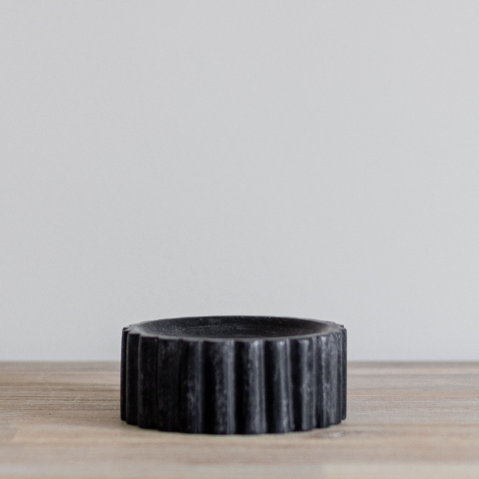 KAREN Porte-savon cannelé en marbre noir - Maison Olive