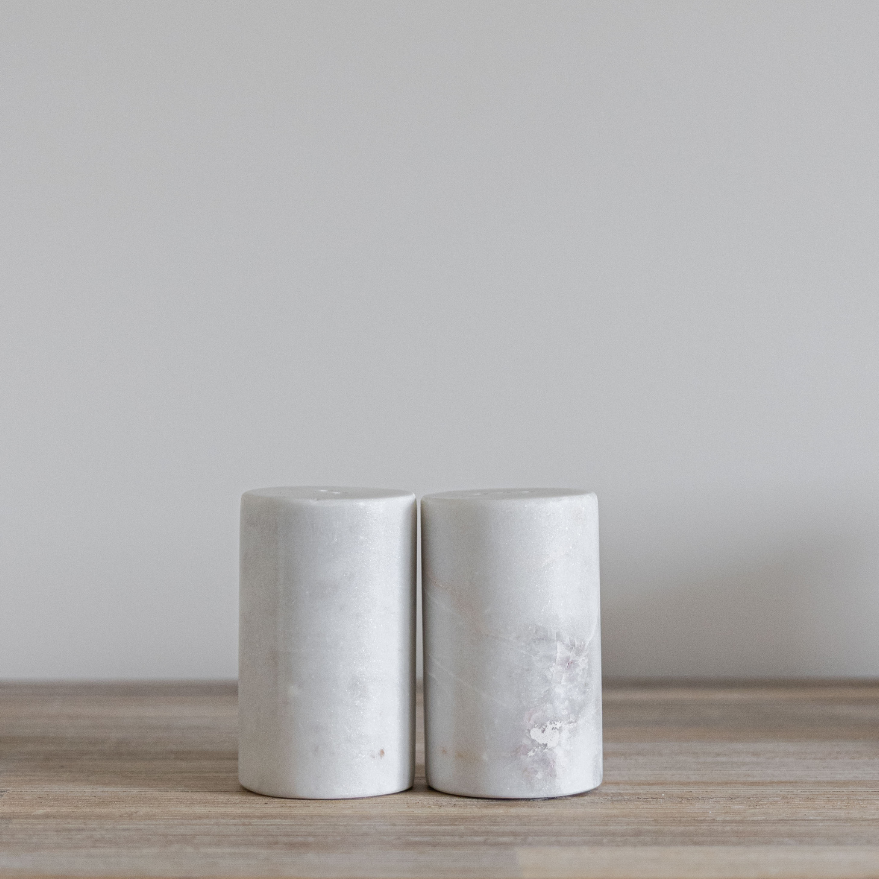 Salières et poivrières en marbre blanc - Maison Olive