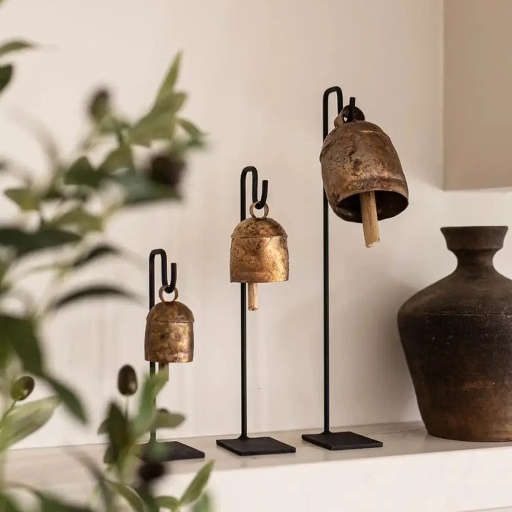 Styling d'étagère avec cloches en fer d'inspiration vintage  Maison Olive