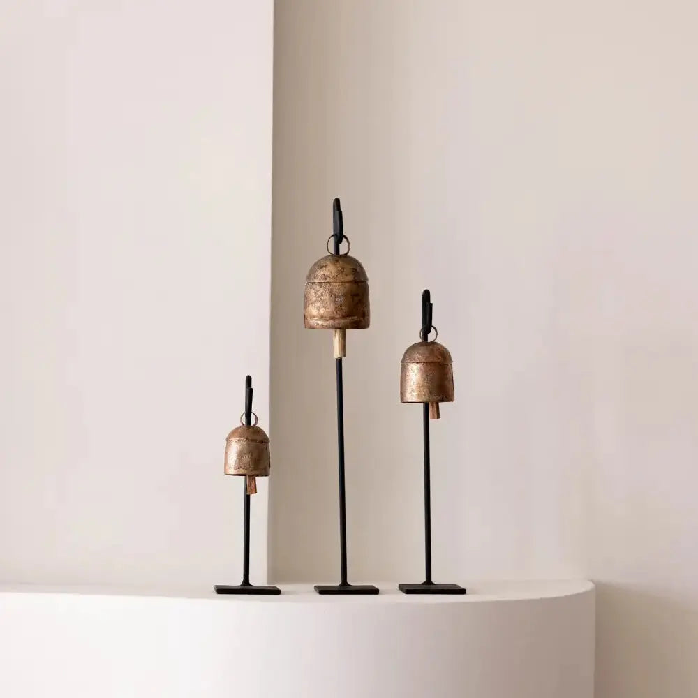 Styling d'étagère avec cloches en fer d'inspiration vintage  Maison Olive