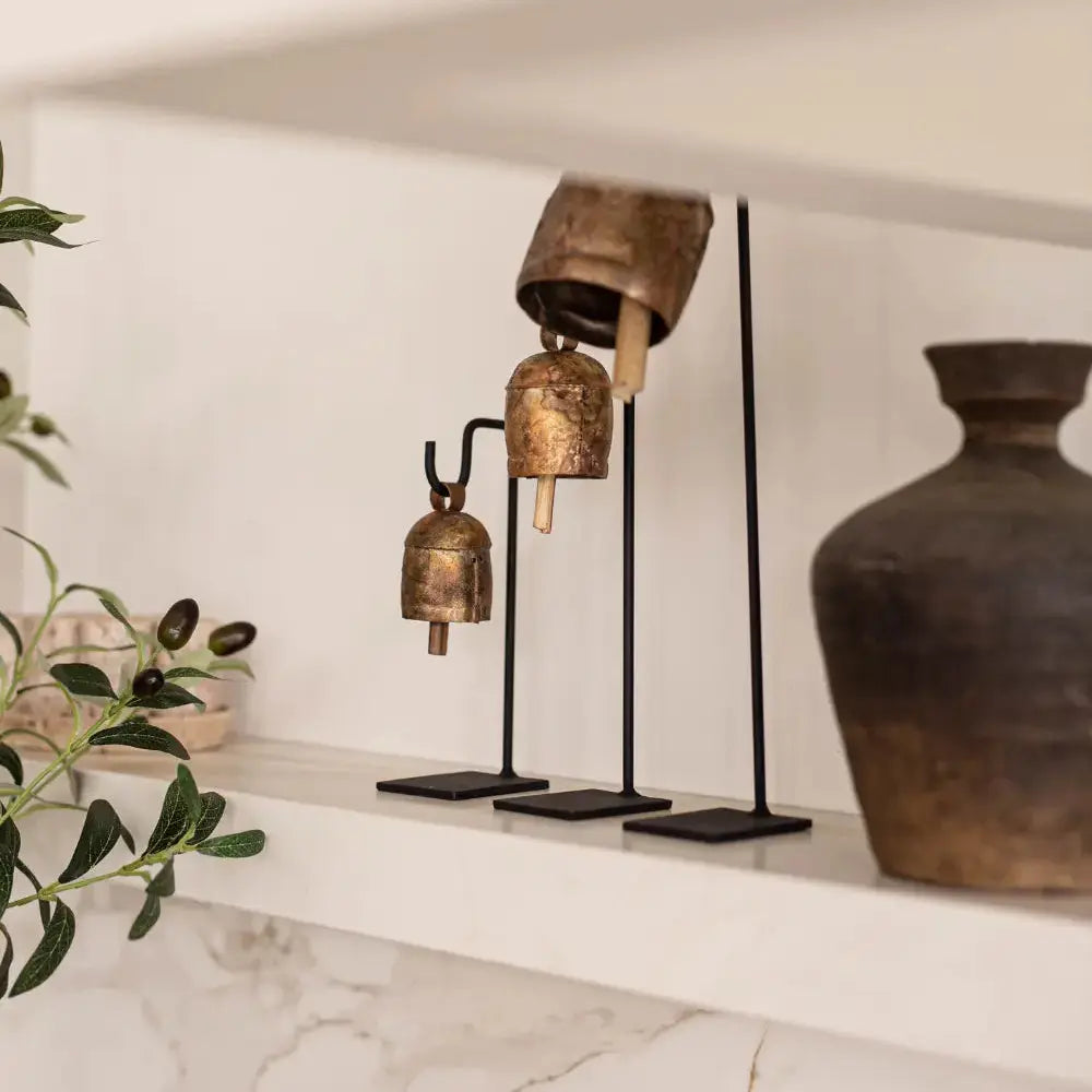 Styling d'étagère avec cloches en fer d'inspiration vintage  Maison Olive