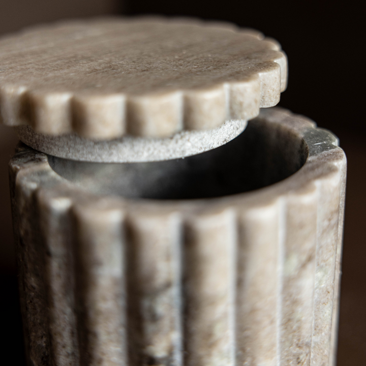 WOLZ Pot cannelé en marbre gris beige - Maison Olive