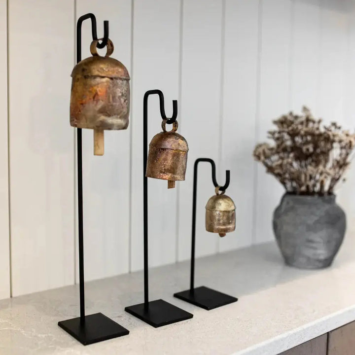 Styling d'étagère avec cloches en fer d'inspiration vintage  Maison Olive