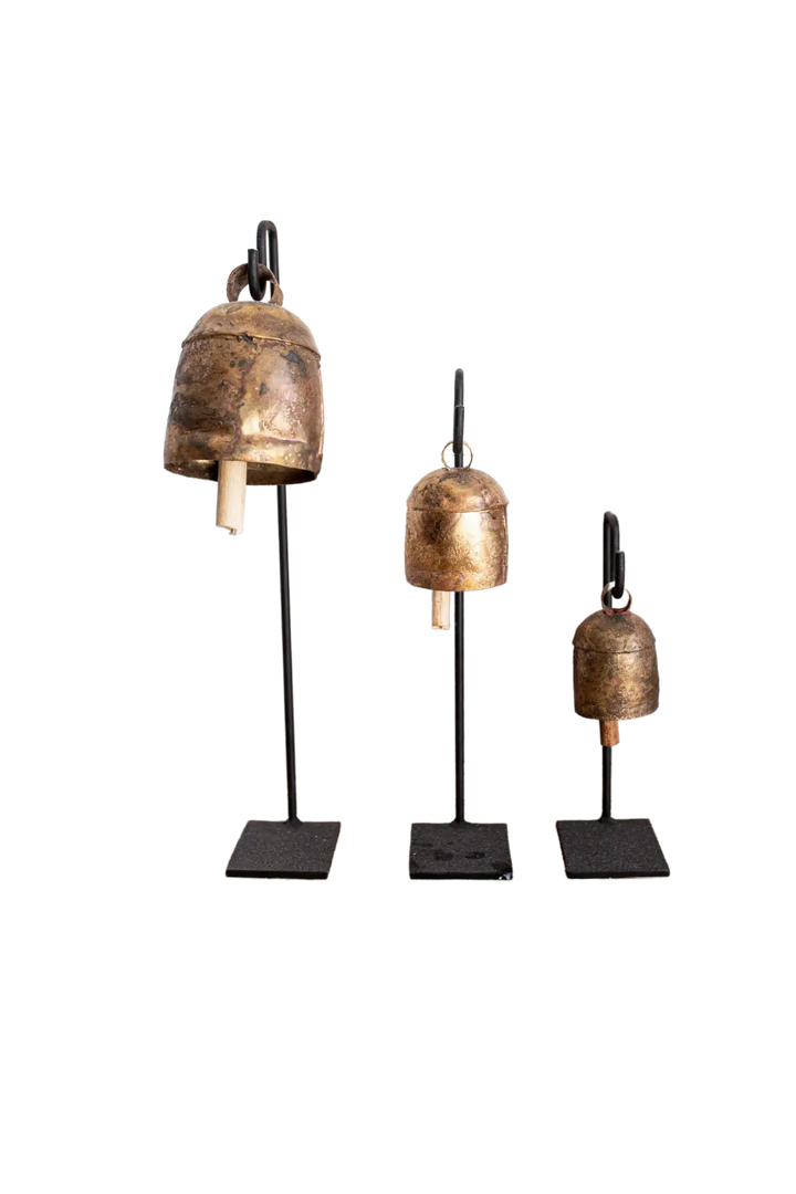 Styling d'étagère avec cloches en fer d'inspiration vintage  Maison Olive