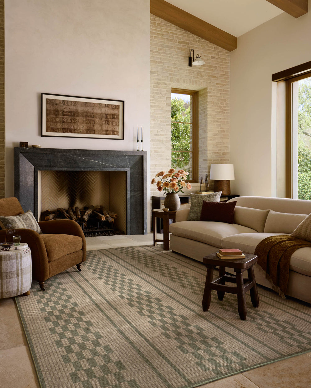 Tapis Archibald naturel et vert Amber Lewis × Loloi — dans un décor