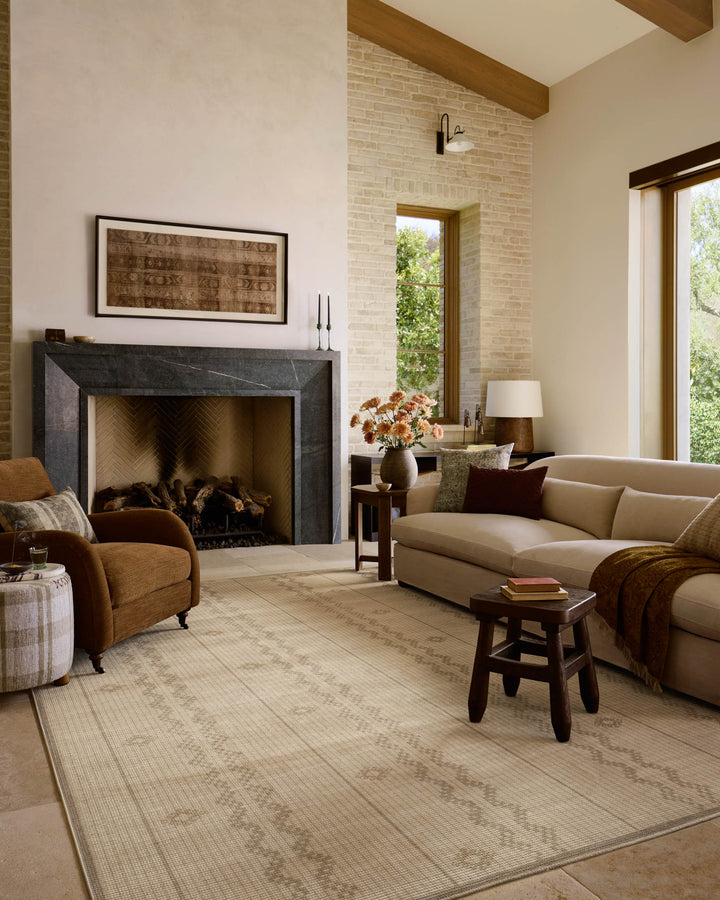 Tapis Archibald ivoire et sable Amber Lewis × Loloi — dans un décor