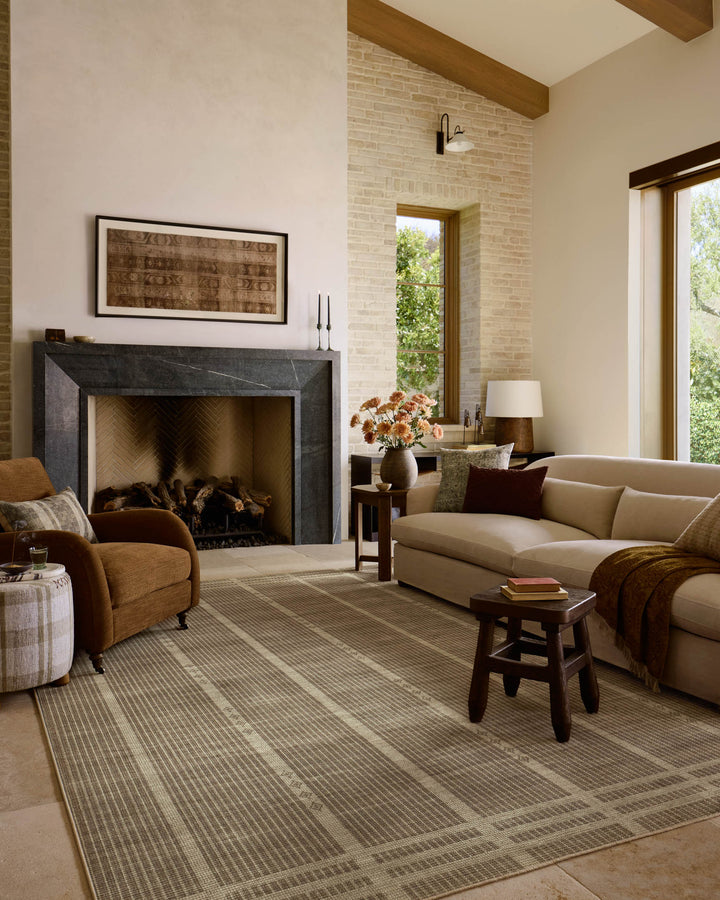 Tapis Archibald fauve et beige Amber Lewis × Loloi — dans un décor