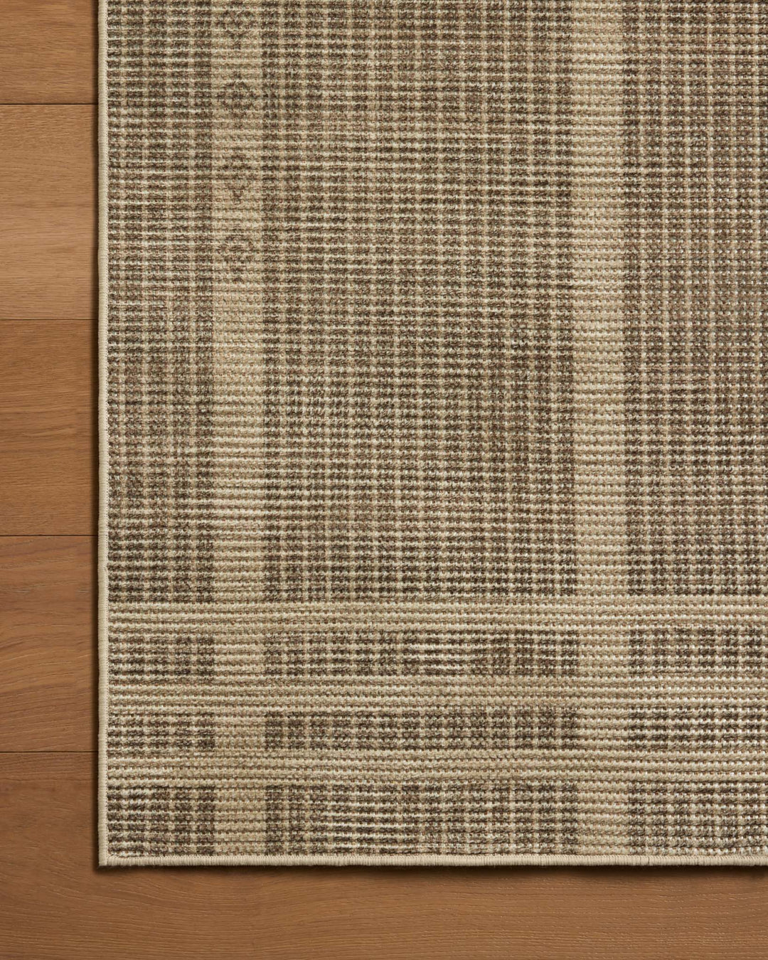 Tapis Archibald fauve et beige Amber Lewis × Loloi — détail du tissage