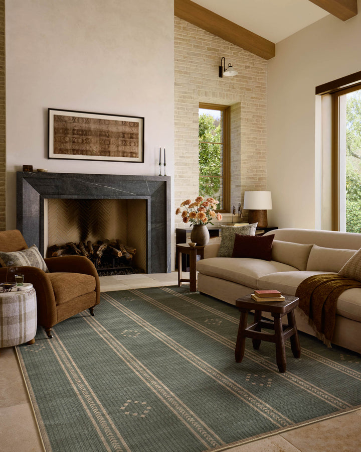 Tapis Archibald lagon et naturel Amber Lewis × Loloi — dans un décor