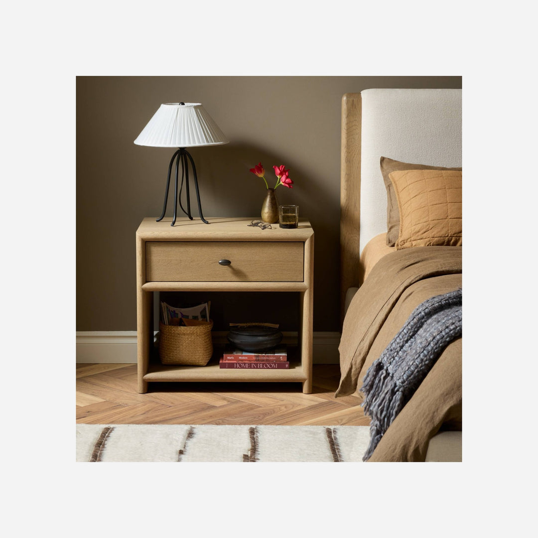Table de chevet en bois avec petite poignée ovale