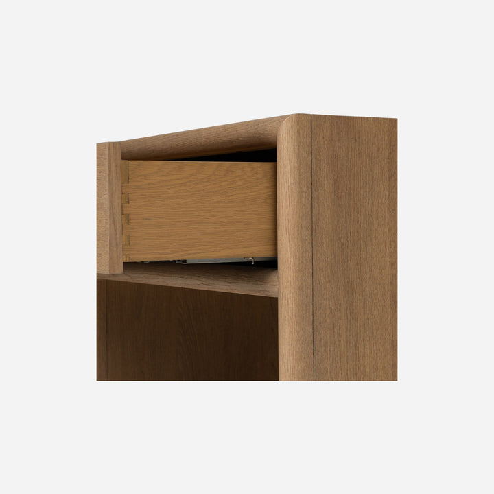 Table de chevet en bois avec petite poignée ovale