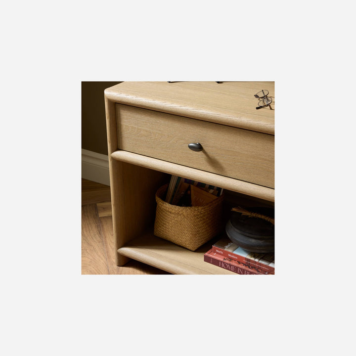 Table de chevet en bois avec petite poignée ovale