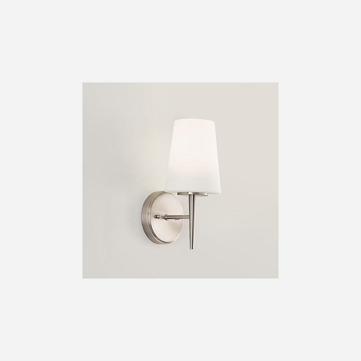 Applique murale Driscoll Maison Olive en laiton satiné et verre opalin, style années 60, éclairage doux.