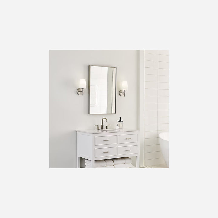 Applique murale Driscoll Maison Olive en laiton satiné et verre opalin, style années 60, éclairage doux.