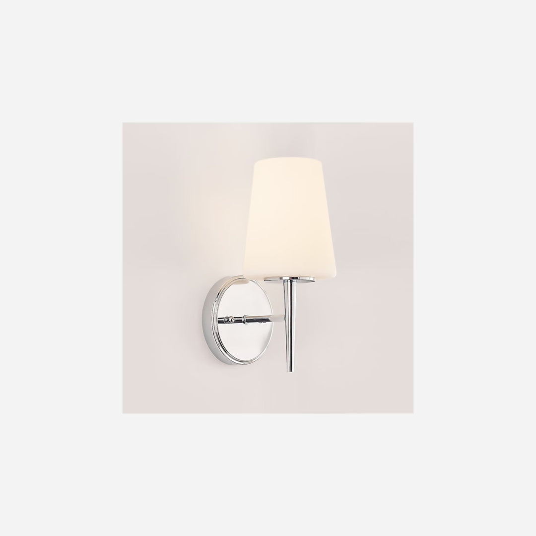 Applique murale Driscoll Maison Olive en laiton satiné et verre opalin, style années 60, éclairage doux.