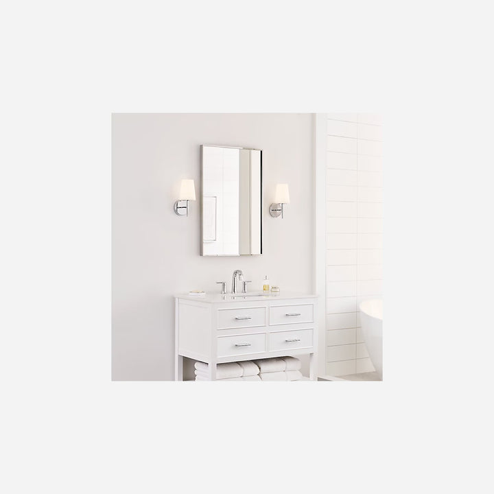 Applique murale Driscoll Maison Olive en laiton satiné et verre opalin, style années 60, éclairage doux.