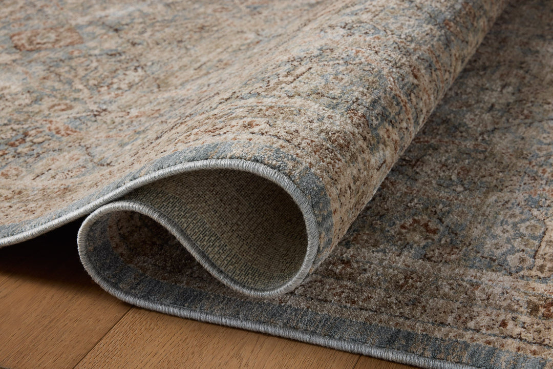 Tapis Ethel ciel et brique Amber Lewis × Loloi — détail de la texture