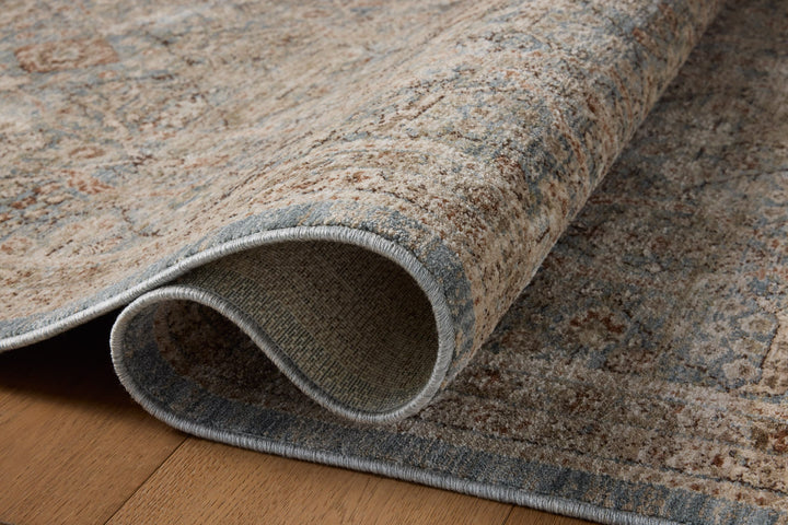 Tapis Ethel ciel et brique Amber Lewis × Loloi — détail de la texture