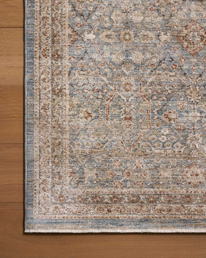 Tapis Ethel ciel et brique Amber Lewis × Loloi — détail de la texture