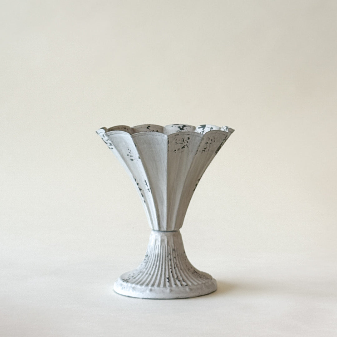 Vase-Antique-Métal-Decoration-Vintage