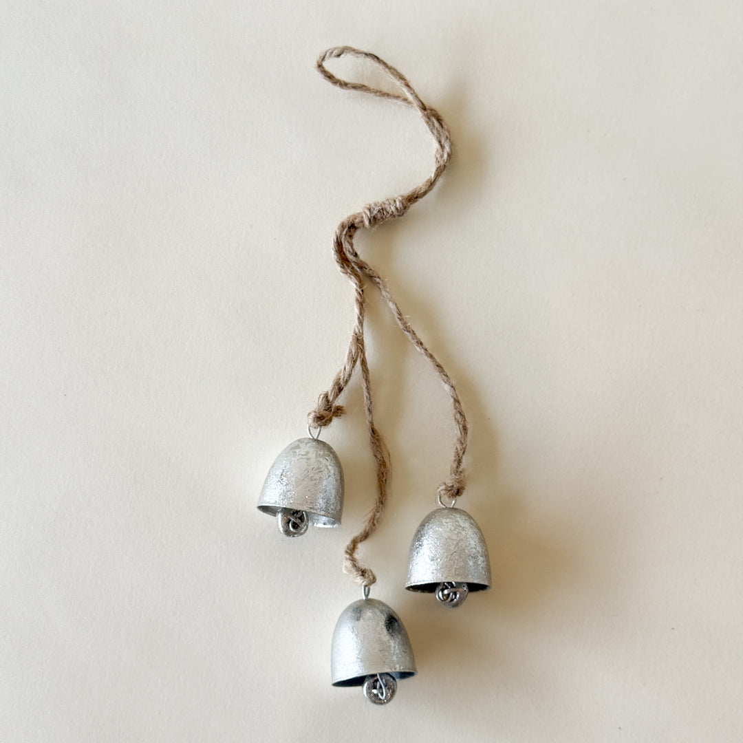 Grappe de 3 cloches de traîneau argent vieilli 14,5''  Maison Olive