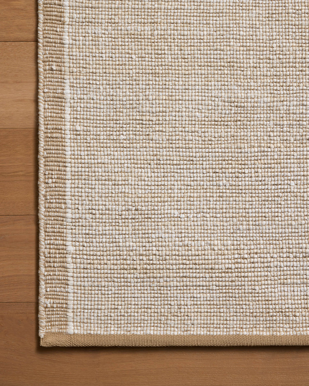 Tapis Gertrude ivoire et beige Amber Lewis × Loloi — détail du tissage
