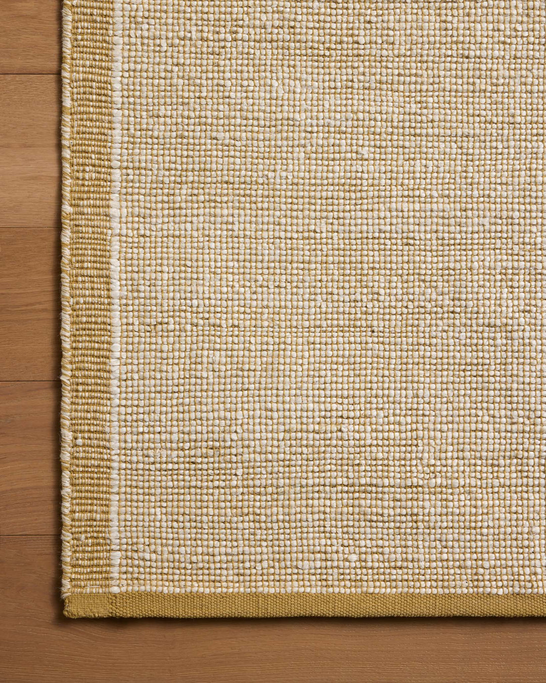Tapis Gertrude ivoire et ocre Amber Lewis × Loloi — détail du tissage