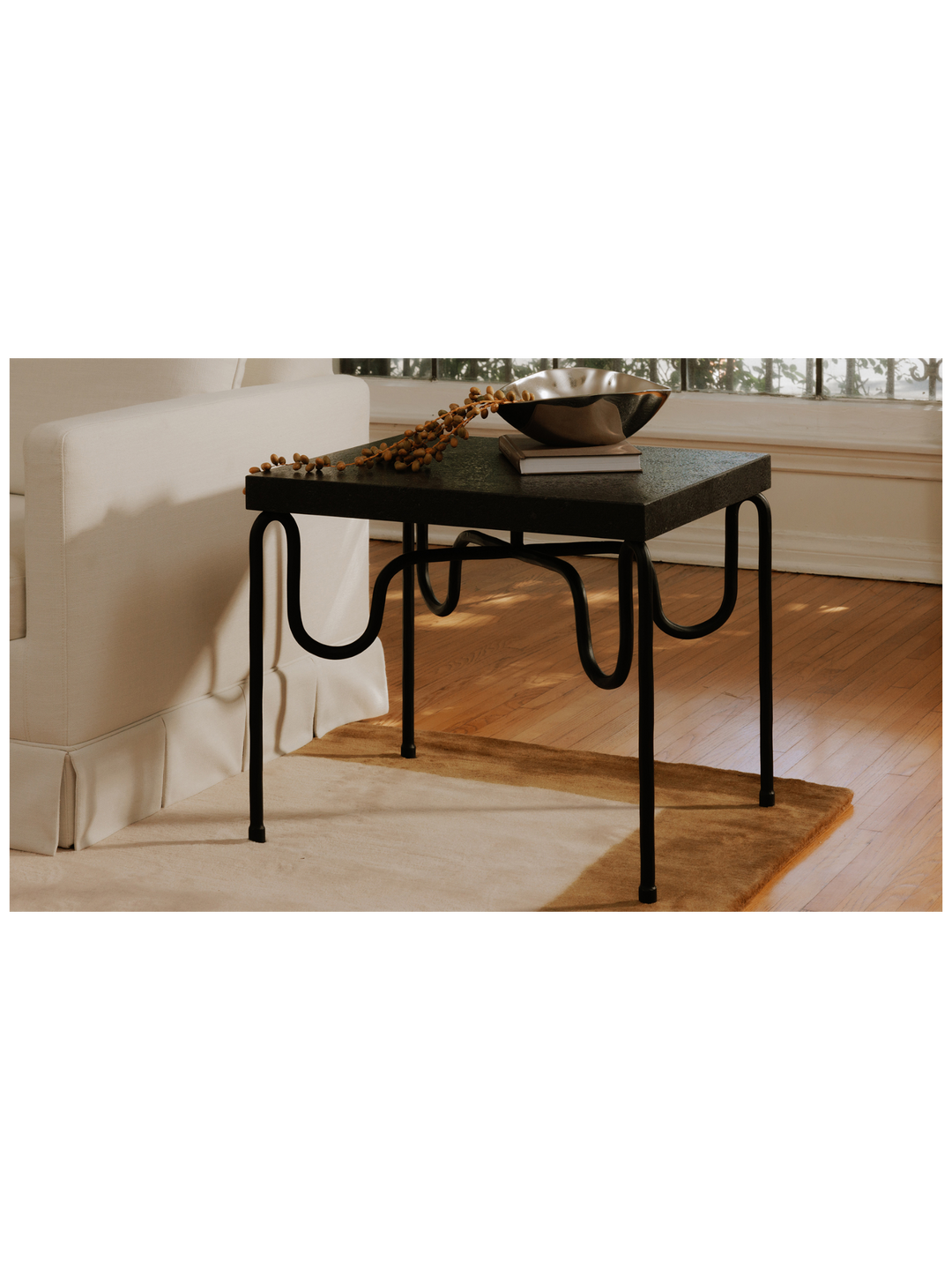 GETTY-Table-Appoint-Fer-Noire-Élégante