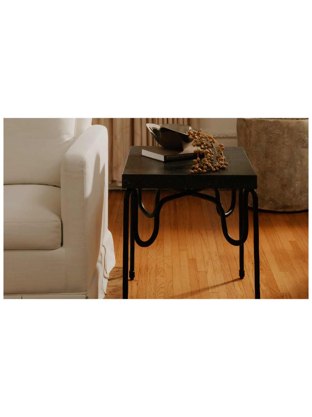 GETTY-Table-Appoint-Fer-Noire-Élégante