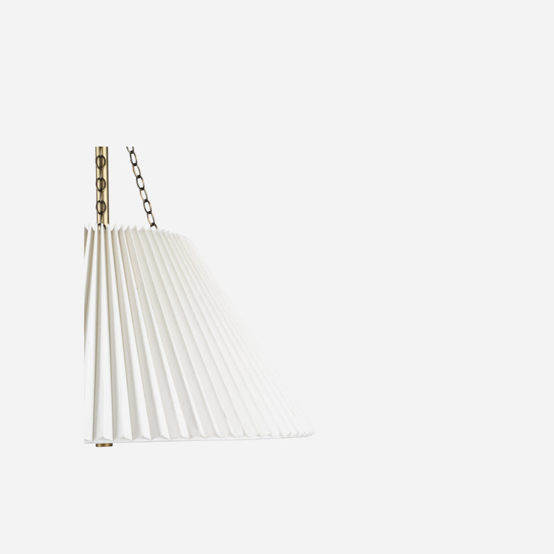 Détail de l’abat-jour plissé blanc cassé du luminaire Ombrelle