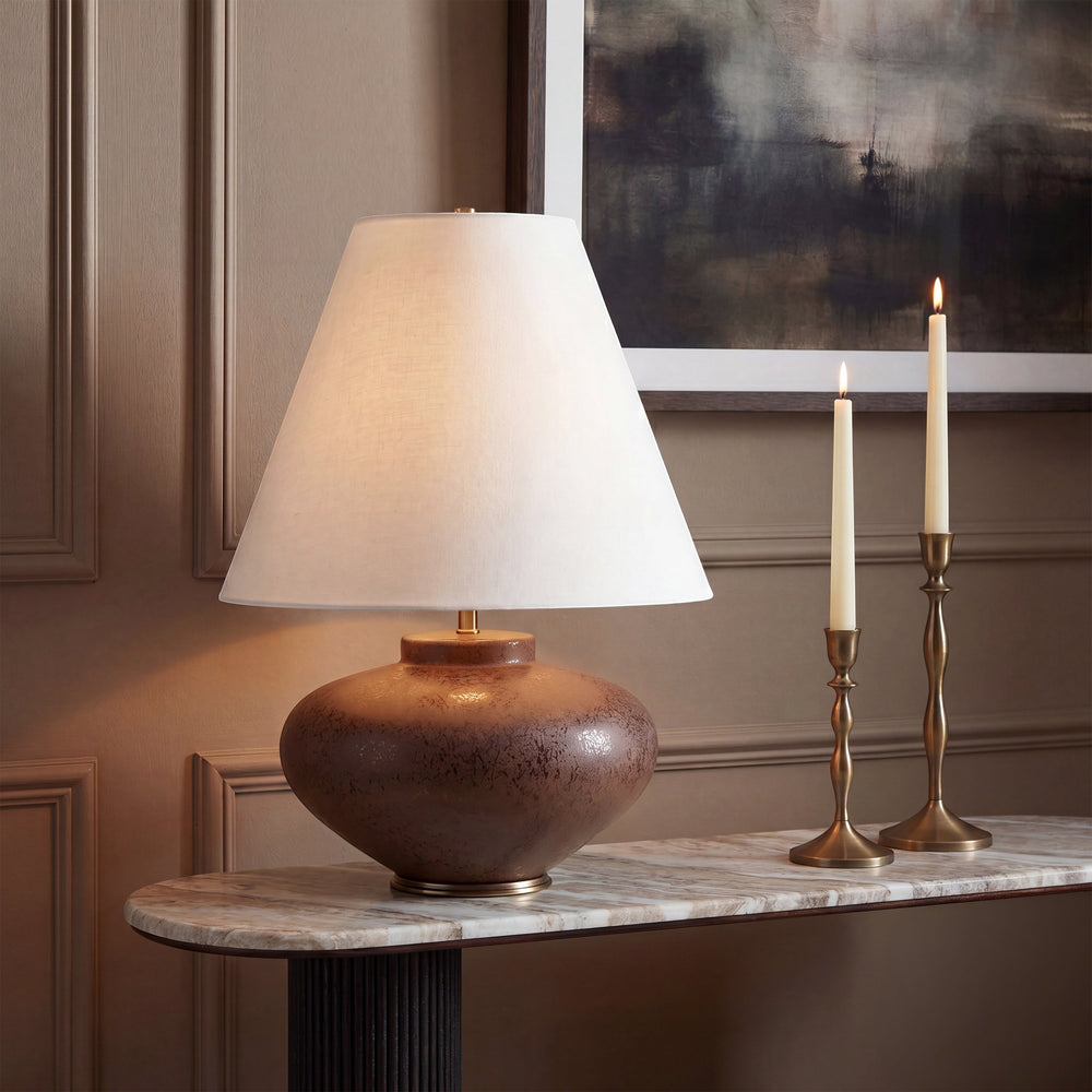 Lampe de table Caroline allumée sur une console