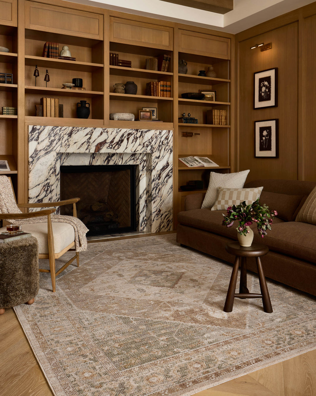 Tapis Nella lagon et sable Amber Lewis × Loloi — dans un décor