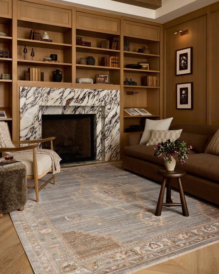 Tapis Nella ciel et naturel Amber Lewis × Loloi — dans un décor