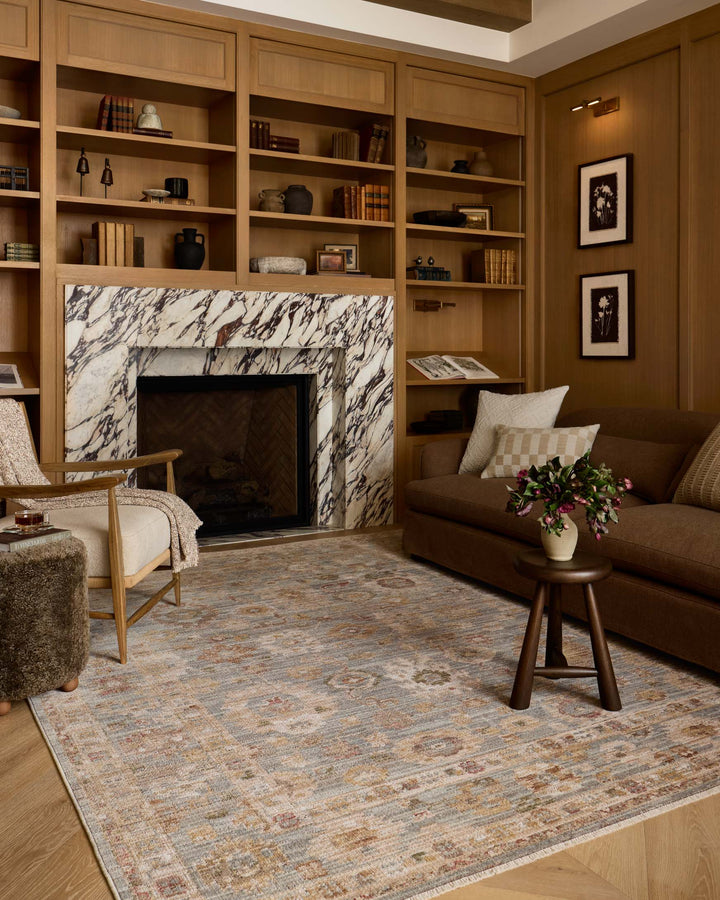 Tapis Nella ciel multicolore Amber Lewis × Loloi — dans un décor
