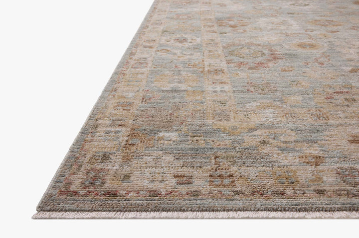 Tapis Nella ciel multicolore Amber Lewis × Loloi — vue stylisée