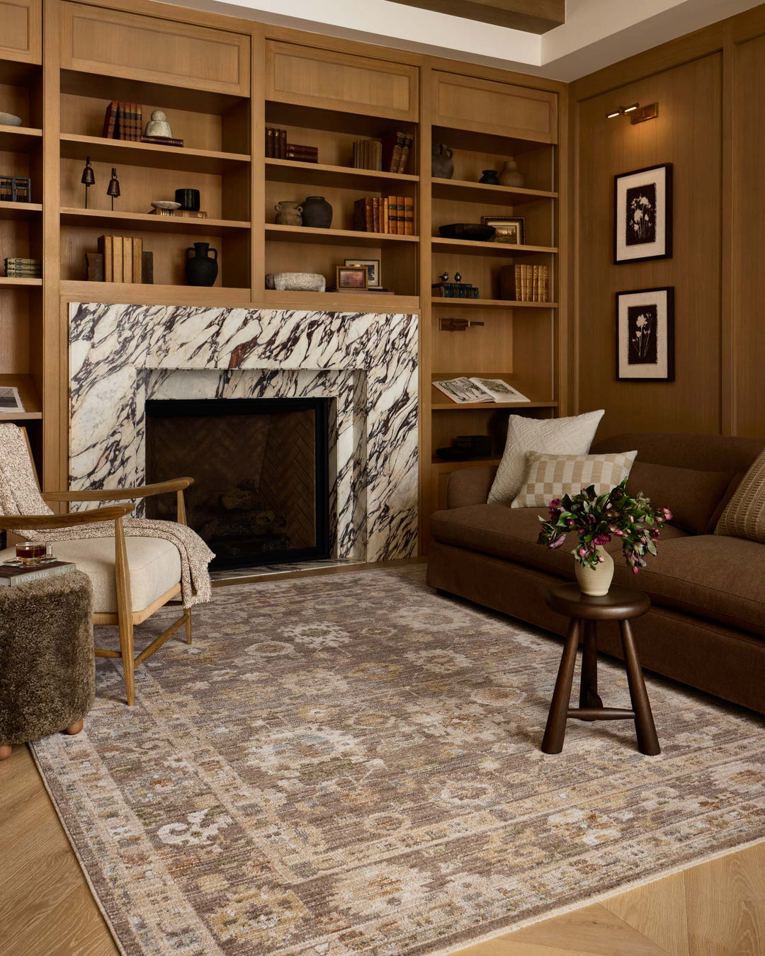 Tapis Nella pierre et terre Amber Lewis × Loloi — dans un décor