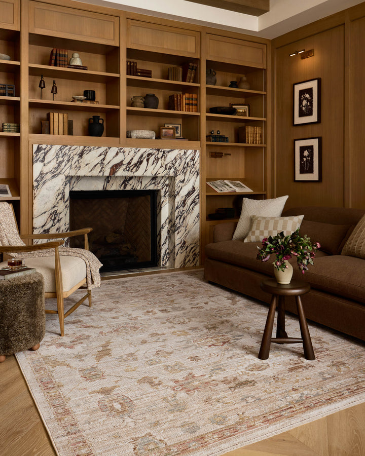 Tapis Nella naturel multicolore Amber Lewis × Loloi — dans un décor