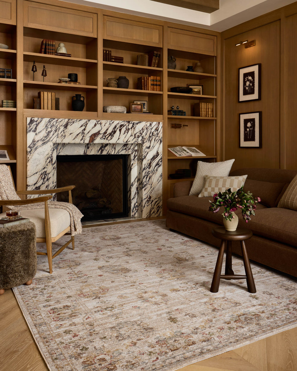 Tapis Nella ivoire multicolore Amber Lewis × Loloi — dans un décor