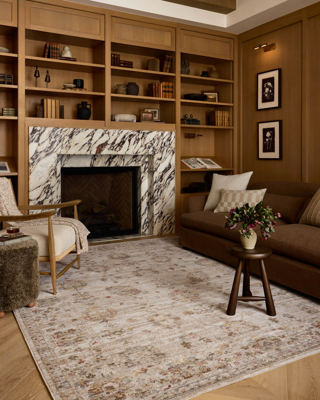Tapis Nella ivoire multicolore Amber Lewis × Loloi — dans un décor