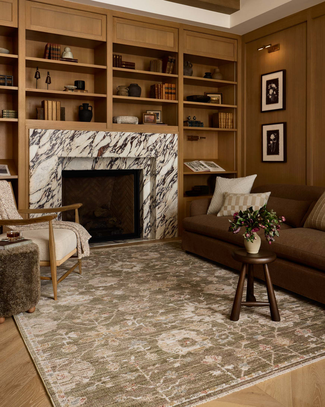 Tapis Nella olive multicolore Amber Lewis × Loloi — dans un décor