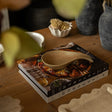 Livres de recettes et bol en céramique sur une table en bois