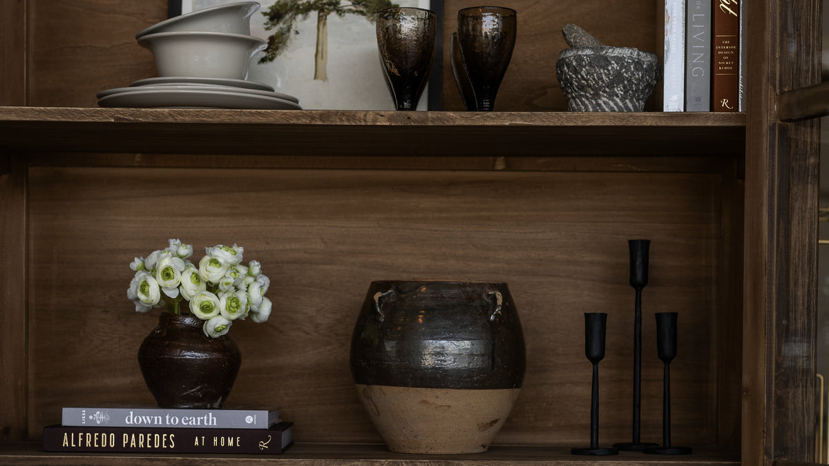 Fleurs artificielles dans un décor chaleureux aux tons d’automne